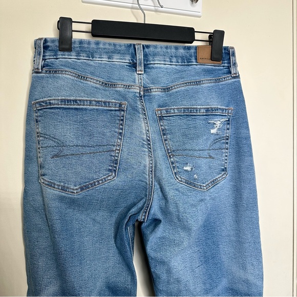 American Eagle Stretch Curvy Ripped Jeans in Medium Destroy Short Inseam - Picture 5 of 8
